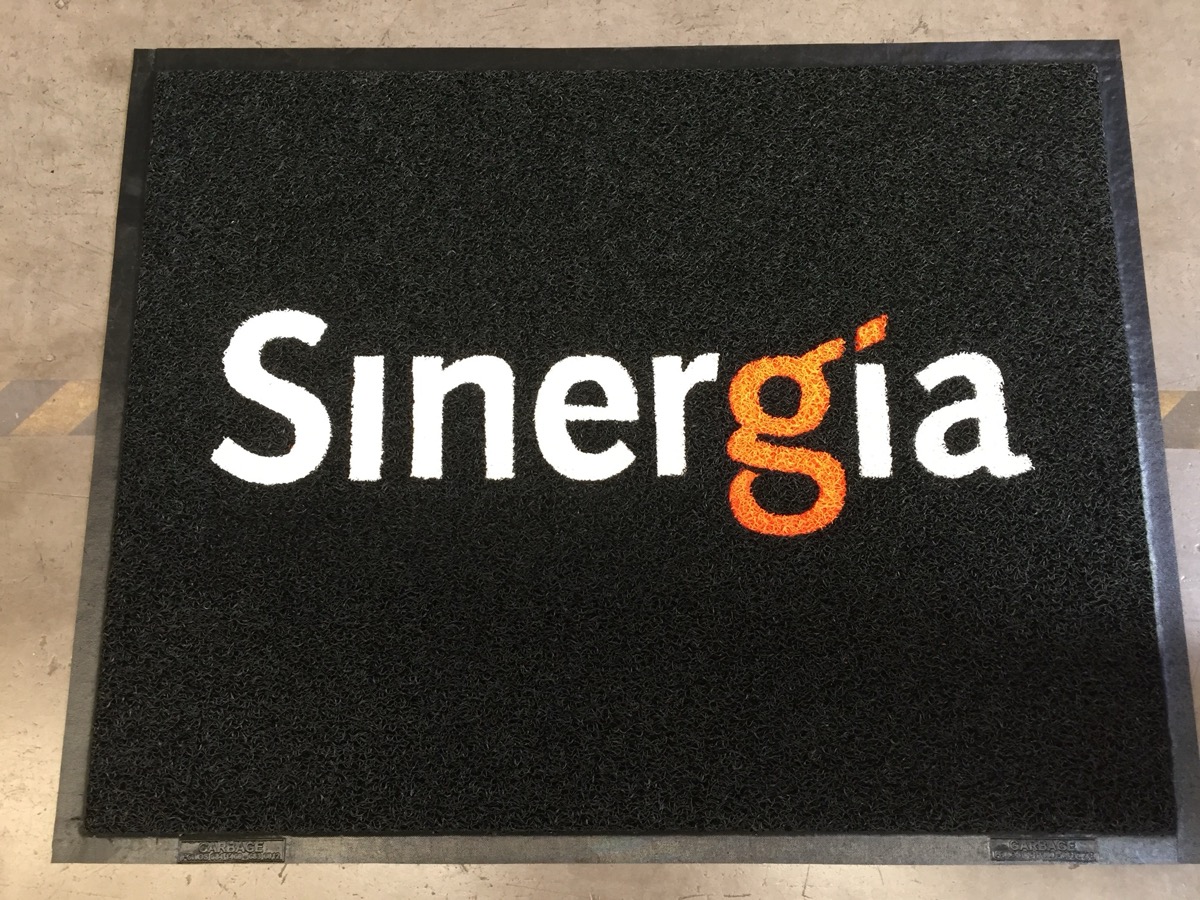 Alfombra corporativa con logo Sinergia para oficinas empresa Chile